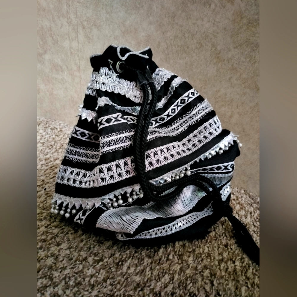 Black and Silver Pouch Purse Bag. NWOT Holiday Party Purse